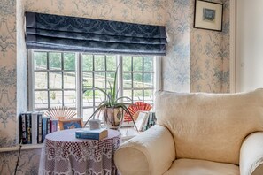 TV, fireplace - 2 Bed in Knighton (oc-t32800) (Whitton)