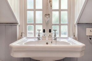 Hair dryer, towels - 2 Bed in Knighton (oc-t32800) (Whitton)
