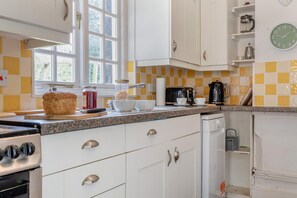 Microwave, oven, dishwasher, highchair - 2 Bed in Knighton (oc-t32800) (Whitton)