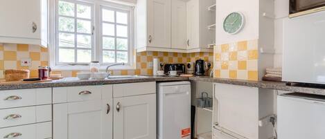 Micro-ondes, four, lave-vaisselle, chaise haute