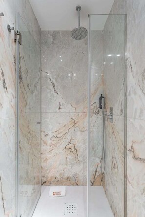 Shower, hair dryer, towels - GuestReady - Alma Invicta 'Ribeira II' (Porto)