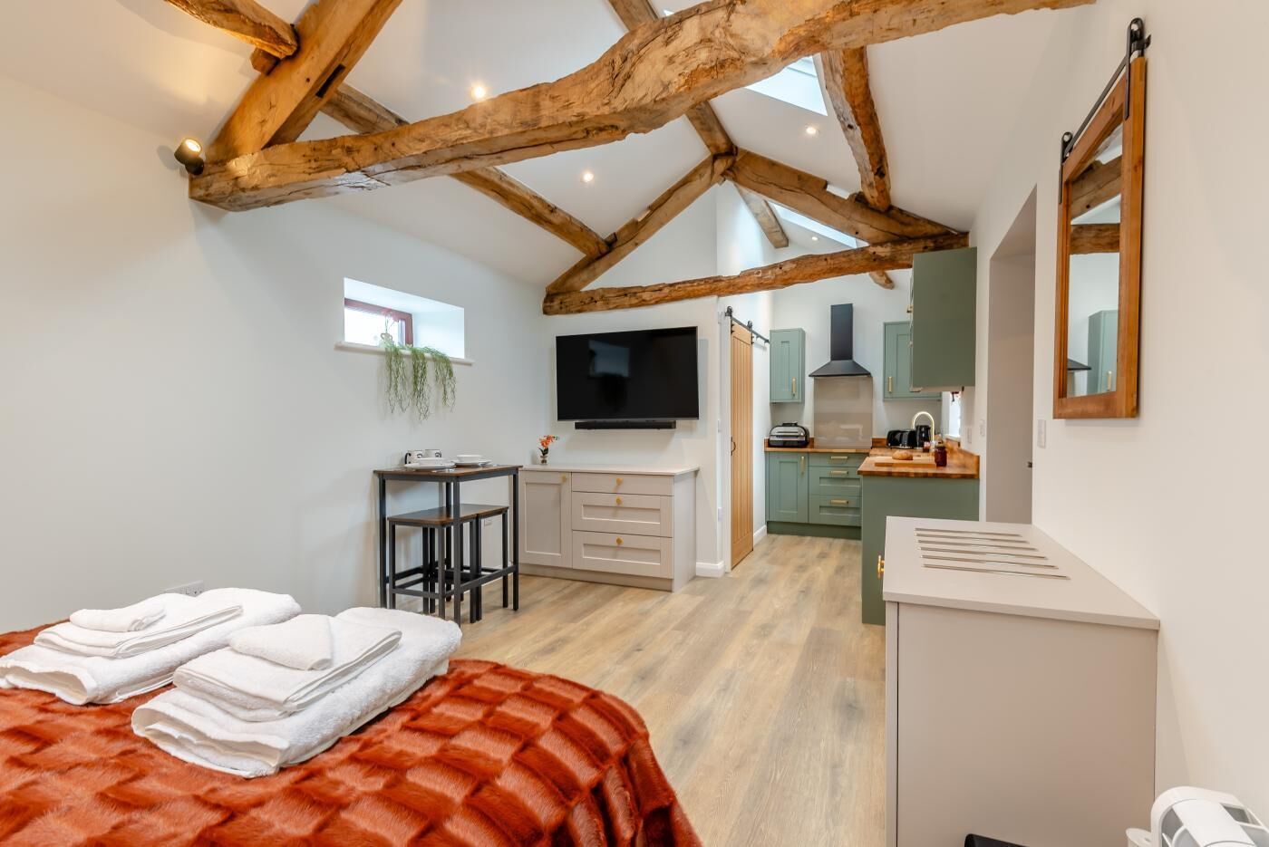 Iron/ironing board, free WiFi, bed sheets