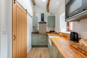 Microwave, oven, cookware/dishes/utensils - 1 Bed in Wetheral (oc-r32933) (Great)