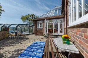 Outdoor dining - 5 Bed in Magham Down (oc-sx942) (Hailsham)