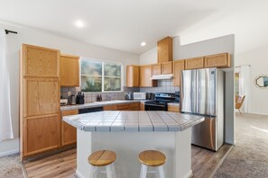 Microwave, oven, stovetop, dishwasher - Cozy-Chic Retreat in NW Reno (Reno)