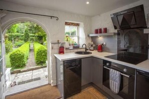Microwave, oven, dishwasher, cookware/dishes/utensils - 2 Bed in Bath (oc-bhr35) (Bath)