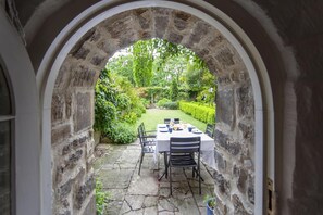 Outdoor dining - 2 Bed in Bath (oc-bhr35) (Bath)