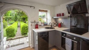 Microwave, oven, dishwasher, cookware/dishes/utensils - 2 Bed in Bath (oc-bhr35) (Bath)