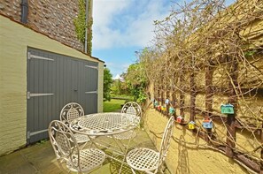 Outdoor dining - 3 Bed in Cromer (oc-1670) (Cromer)