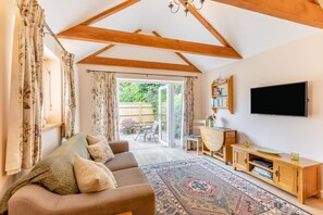 TV, fireplace - 1 Bed in Maidstone (oc-md445) (Boughton Monchelsea)