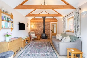 TV, fireplace - 1 Bed in Maidstone (oc-md445) (Boughton Monchelsea)
