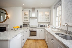 Oven, dishwasher, cookware/dishes/utensils - 3 Bed in Bath (oc-bhr40) (Bath)