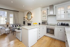 Oven, dishwasher, cookware/dishes/utensils - 3 Bed in Bath (oc-bhr40) (Bath)