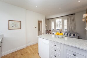 Interior - 3 Bed in Bath (oc-bhr40) (Bath)