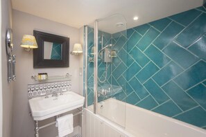 Hair dryer, towels - 3 Bed in Bath (oc-bhr40) (Bath)