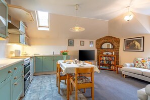 Microwave, oven, dishwasher, cookware/dishes/utensils - 2 Bed in Brighton & Hove (oc-bbbswe) (Hove)