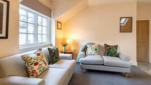Living area - 2 Bed in Brighton & Hove (oc-bbbswe) (Hove)