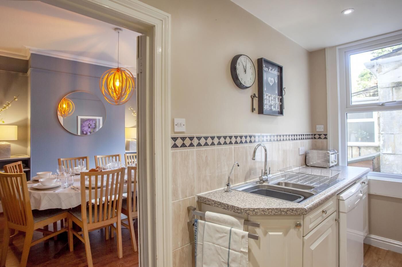 Een oven, een vaatwasser, een kinderstoel, kookgerei, borden en bestek