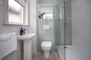 Hair dryer, towels - 5 Bed in Bath (oc-bhr41) (Bath)