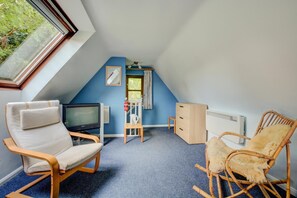 TV, fireplace - 4 Bed in Holme-next-the-Sea (oc-1264) (Holme-next-the-Sea)