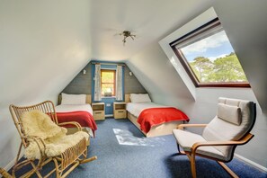4 chambres, fer et planche à repasser, lit de bébé portatif
