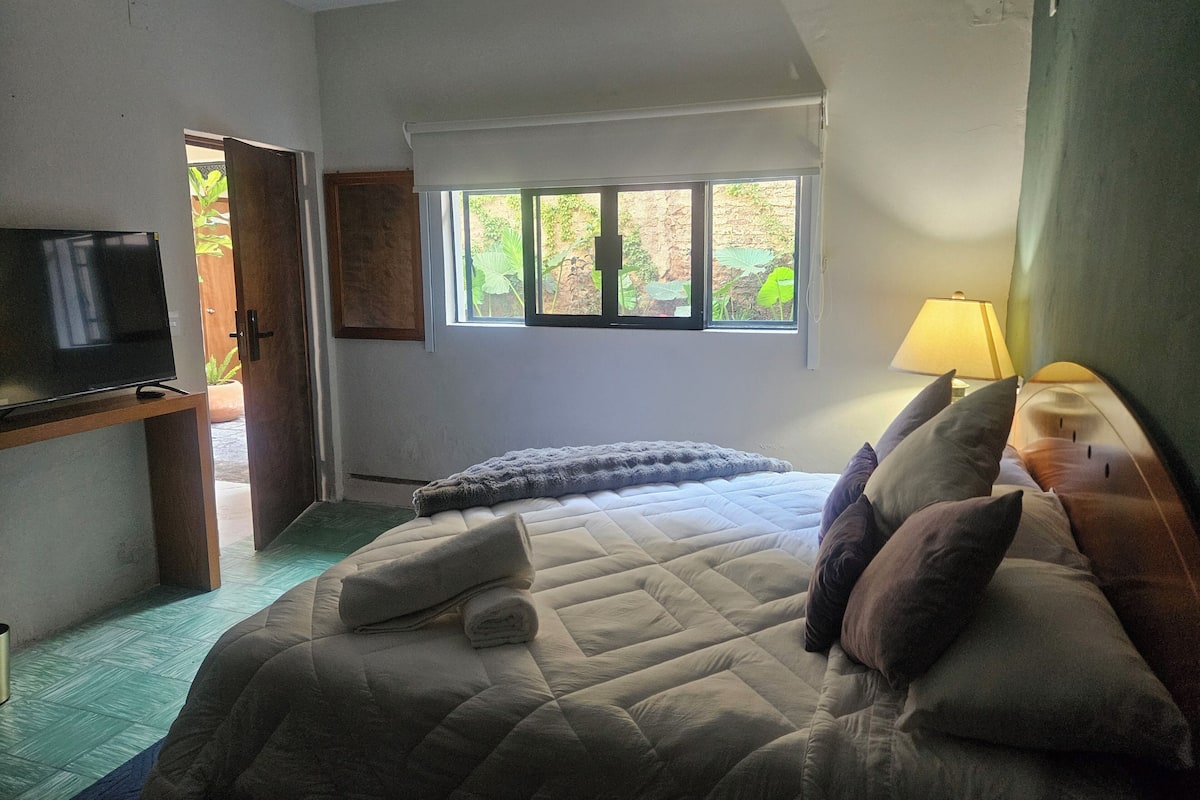 Familienzimmer | Schreibtisch, laptopgeeigneter Arbeitsplatz, kostenloses WLAN