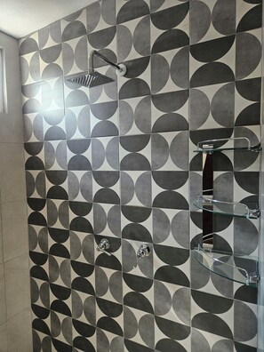 Standard Room, 1 King Bed | Bathroom | Shower, towels, soap, shampoo