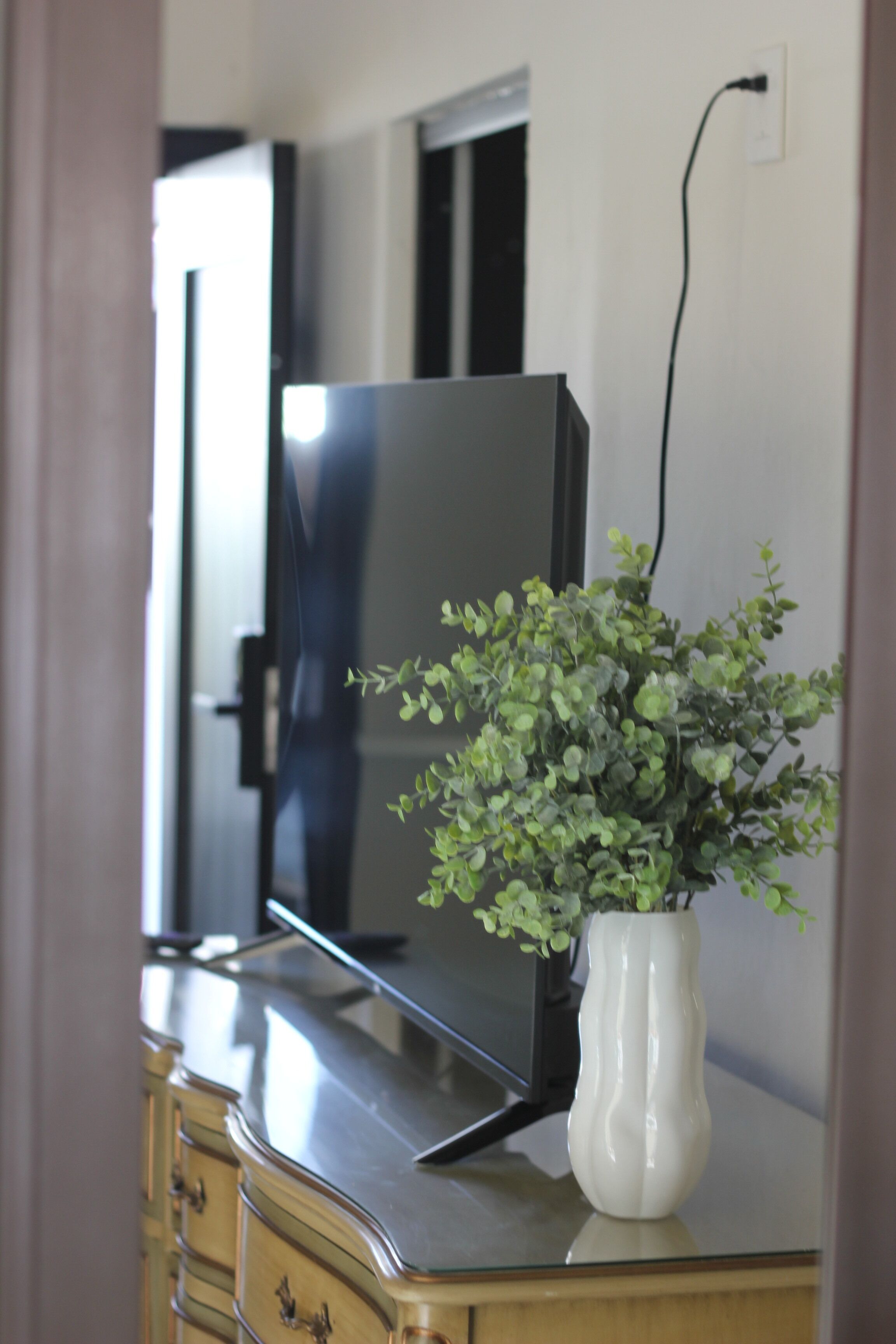 Escritorio, espacio para trabajar con laptop y wifi gratis 