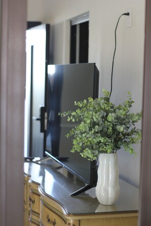 Rom – standard | Skrivebord, skrivebord for bærbar PC og wi-fi (inkludert)