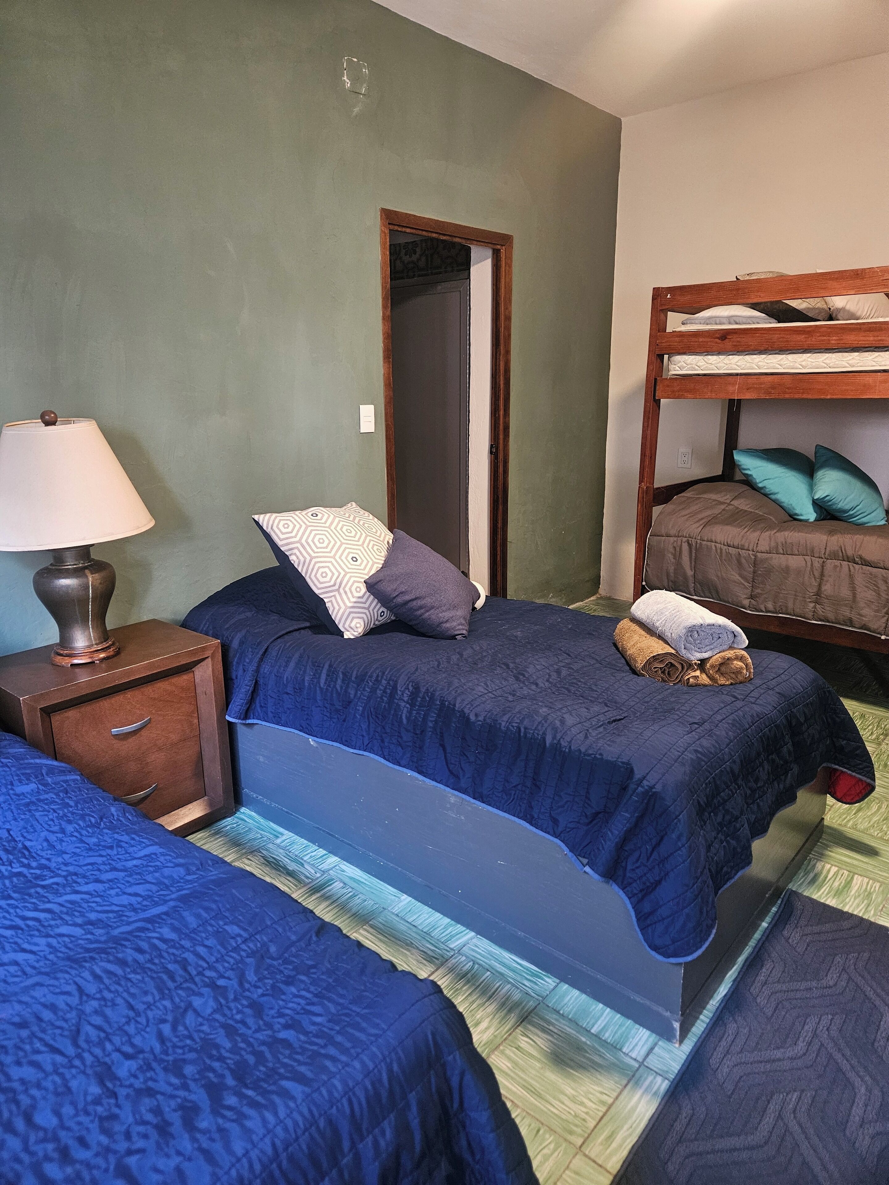 Habitación familiar | Escritorio, espacio para trabajar con laptop y wifi gratis 