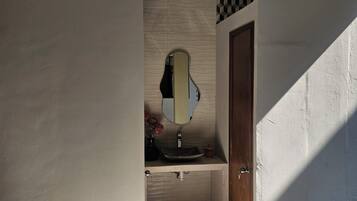 Regadera, toallas, jabón, shampoo