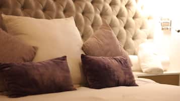 Escritorio, espacio para trabajar con laptop y wifi gratis