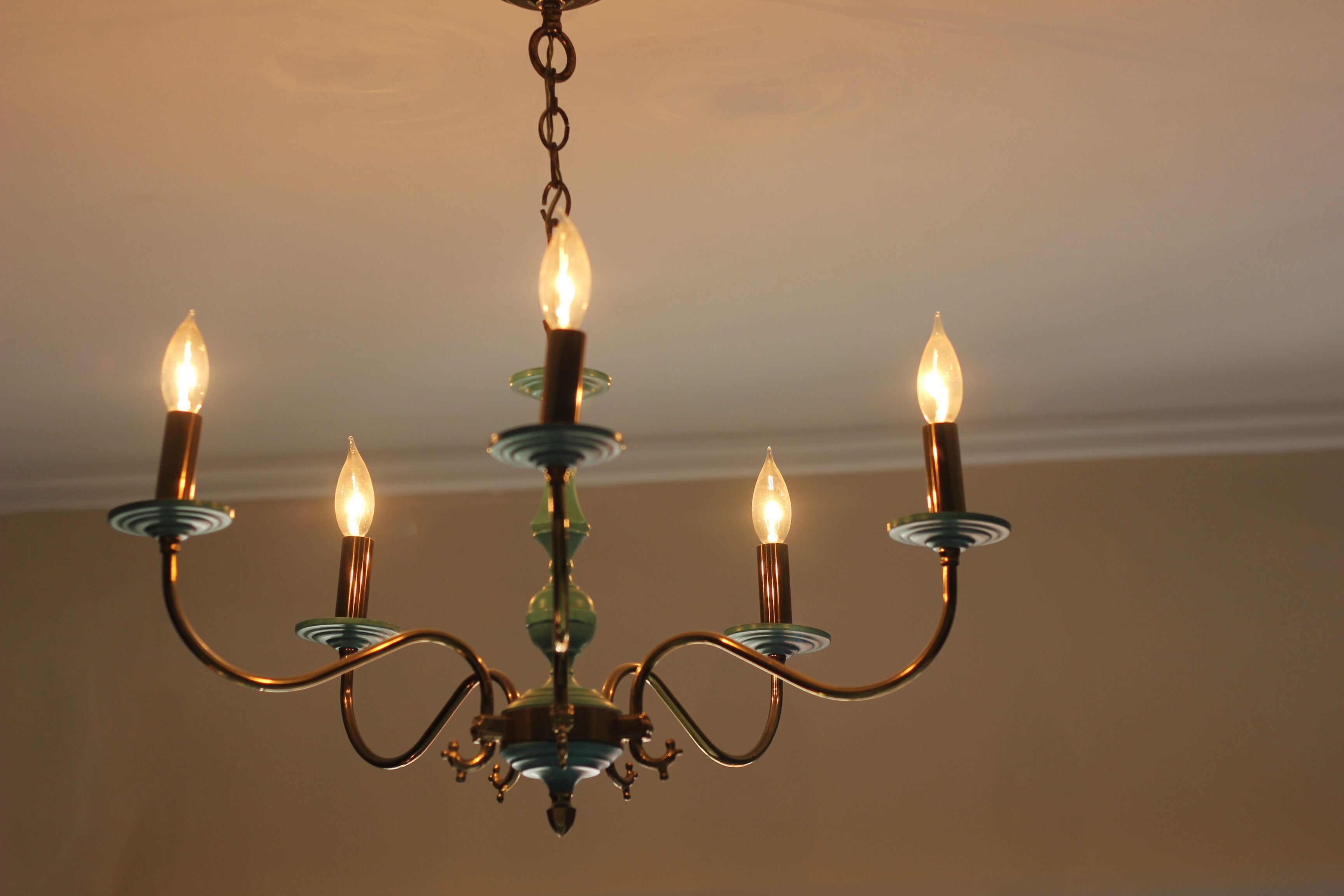 Un lustre doté de plusieurs ampoules.