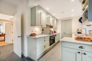 Dishwasher, cookware/dishes/utensils - 5 Bed in Ulpha (oc-b32731) (Ulpha)