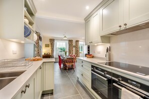 Dishwasher, cookware/dishes/utensils - 5 Bed in Ulpha (oc-b32731) (Ulpha)