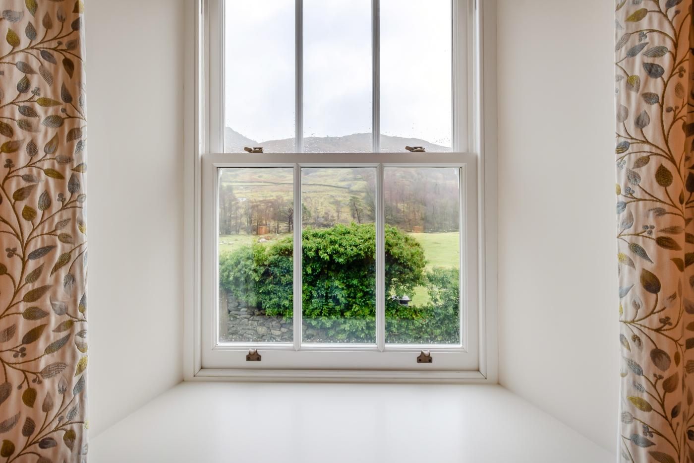 Una ventana con vista a un jardín.
