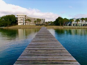 Exterior - Wonderful 1-bedroom condo in Fort Walton Beach overlooking pool/ dock (Fort Walton Beach)