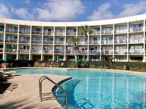 Outdoor pool - Wonderful 1-bedroom condo in Fort Walton Beach overlooking pool/ dock (Fort Walton Beach)