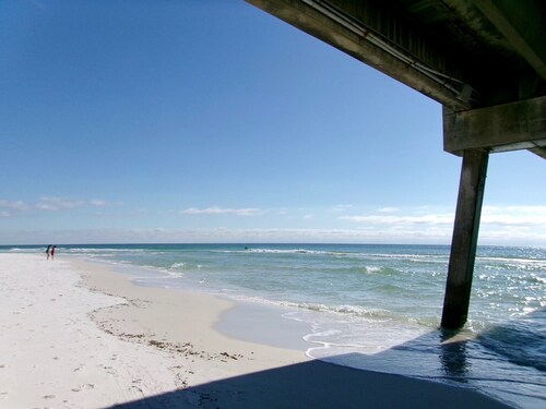 Wonderful 1-bedroom condo in Fort Walton Beach overlooking pool/ dock