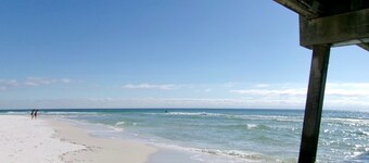 Wonderful 1-bedroom condo in Fort Walton Beach overlooking pool/ dock