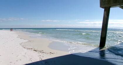 Wonderful 1-bedroom condo in Fort Walton Beach overlooking pool/ dock