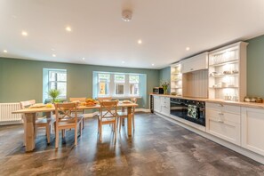 Microwave, oven, dishwasher, high chair - 3 Bed in Lochearnhead (oc-a32918) (Lochearnhead)