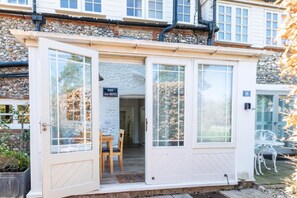 Outdoor dining - 2 Bed in North Creake (oc-1625) (North Creake)