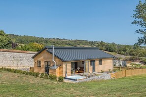 Exterior - 3 Bed in Adgestone (oc-a32613) (Brading)