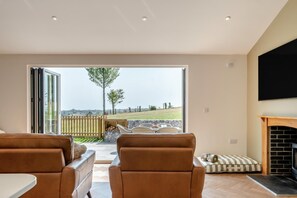 TV, fireplace - 3 Bed in Adgestone (oc-a32613) (Brading)