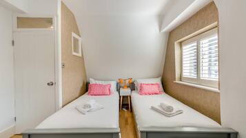 3 bedrooms, iron/ironing board, WiFi (free), bed sheets