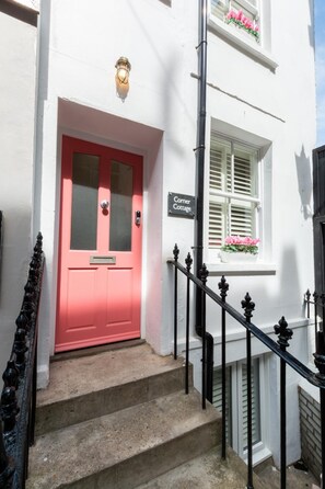 Exterior detail - 3 Bed in Brighton (oc-bbcorn) (Brighton)