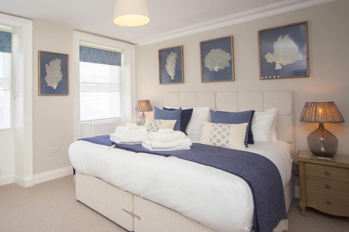 Tabla de planchar con plancha, wifi gratis y ropa de cama 