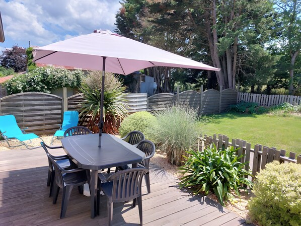 Outdoor dining - Gîte ô et nature – Holiday Home for 4–6 Guests in the Countryside (Saint-Viaud)