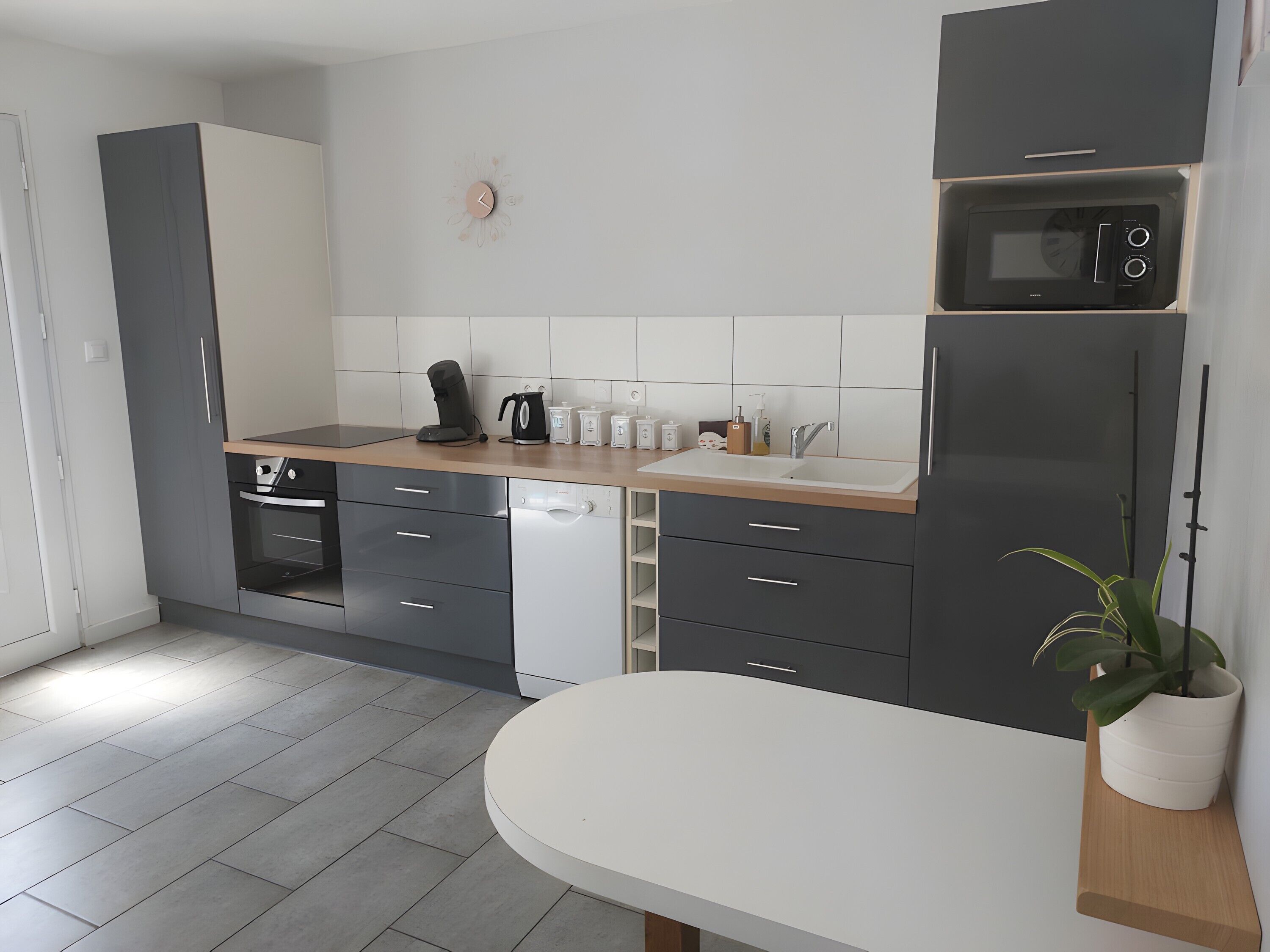 Kjøleskap, mikrobølgeovn, ovn og kokeplater